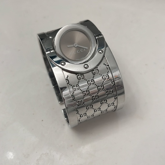 Gucci Accessories - Gucci Twirl authentic
